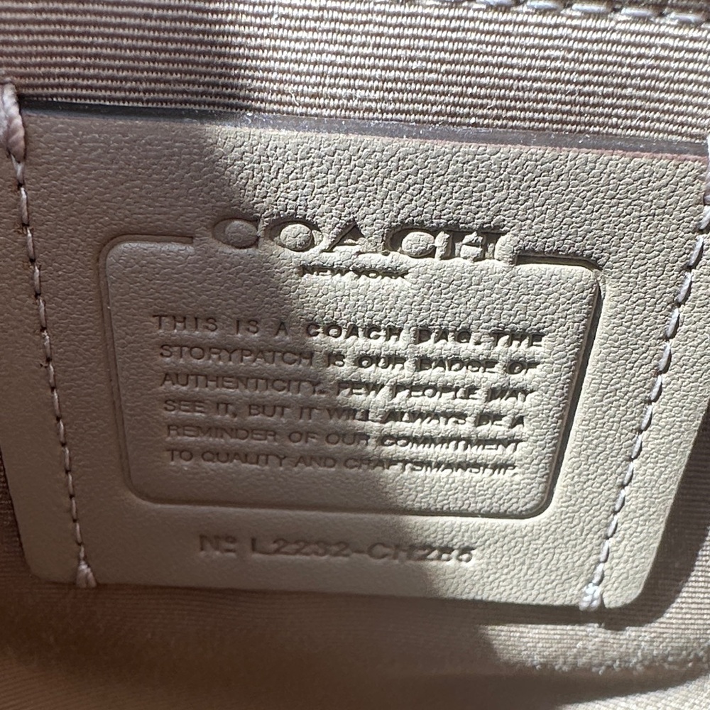 Coach Outlet Gallery Tote Bag in Ivory Chalk - Picture 5 of 12
